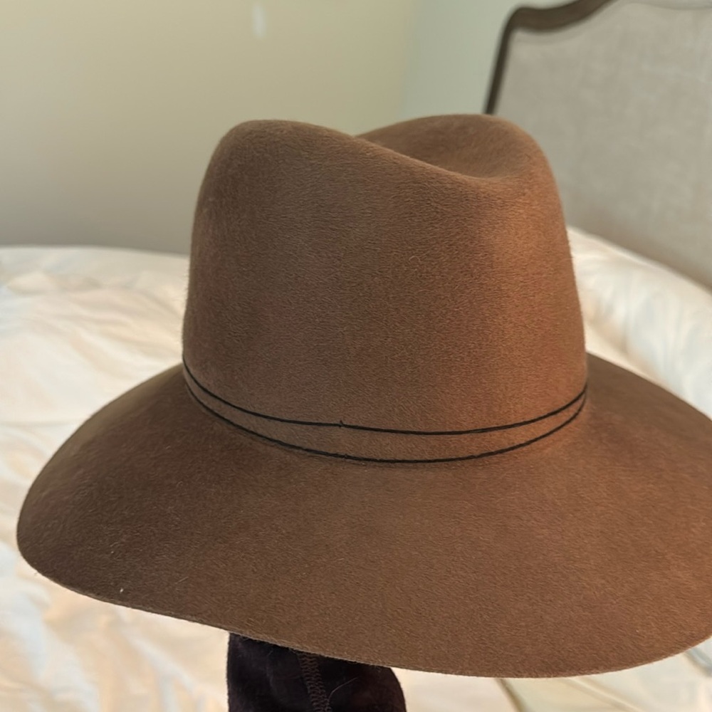 Janessa Leone hat